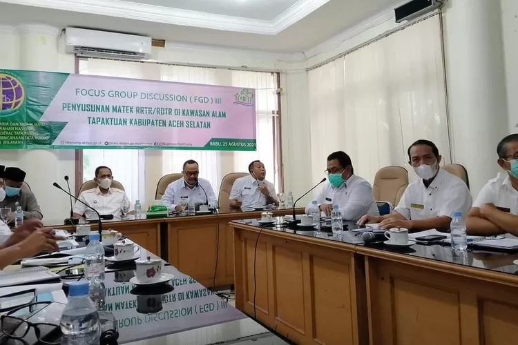 Acara FGD III RDTR di Aceh Selatan  Dilaksanakan Secara Virtual dan Tatap Muka berlangsung Rabu (25/8/2021) ruang rapat Sekdakab Aceh Selatan, lantai II.(realitasonline/Zulmas)