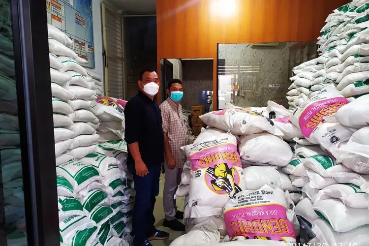 Dedi Aksyari Nasution menyaksikan langsung stok beras untuk didistribusikan ke kelurahan. (Ist)