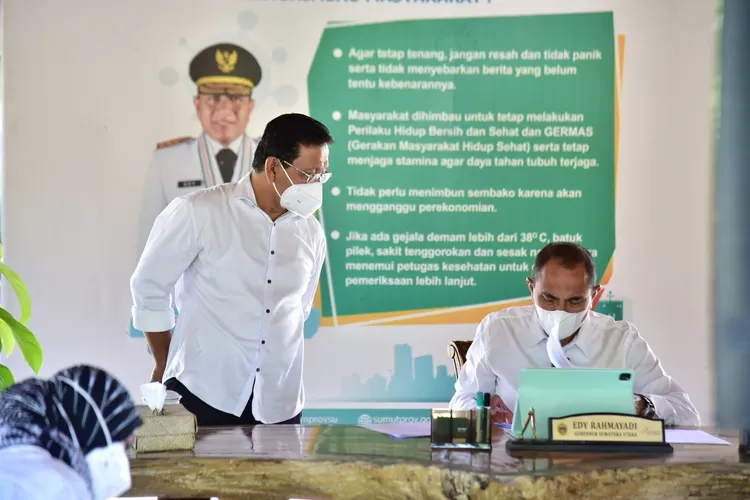 Gubernur Sumut Edy Rahmayadi mengikuti rapat koordinasi dan evaluasi pelaksanaan Pemberlakuan Pembatasan Kegiatan Masyarakat (PPKM) dan penanganan Covid-19 bersama Menko Perekonomian Airlangga Hartarto secara virtual di kediamannya, Sabtu (21/8/2021).