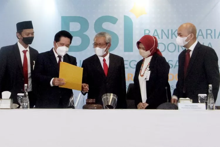 (Kiri ke kanan) Komisaris Independen BSI, M. Arief Rosyid Hasan; Direktur Utama BSI, Hery Gunardi; Komisaris Independen BSI, Eko Suwardi, Direktur Compliance & Human Capital BSI, Tribuana Tunggadewi; dan Direktur Finance & Strategy BSI, Ade Cahyo Nugroho, sesaat sebelum Rapat Umum Pemegang Saham Luar Biasa (RUPSLB) BSI digelar, Selasa (24/8). (Ist)