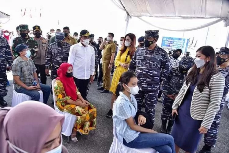 Gubernur Sumut Edy Rahmayadi bersama Forkopimda Sumut mendampingi Kepala Staf Angkatan Laut (KASAL) Laksamana TNI Yudo Margono meninjau pelaksanaan vaksinasi di Markas Komando (Mako) Pangkalan Utama TNI Angkatan Laut (Lantamal) I Belawan, Jalan Serma Hanafiah, Belawan, Senin (30/8/2021).