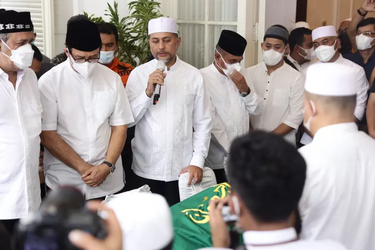 Wakil Gubernur (Wagub) Sumut Musa Rajekshah melepas pemberangkatan jenazah Alamarhum Ayahandanya, H Anif ke tempat peristirahatan terakhir di halaman Masjid Al Musanif, Cemara Asri, Jalan Cemara, Medan Estate, Kecamatan Percut Sei Tuan, Kabupaten Deliserdang, Rabu (25/8).  Turut hadir Gubernur Sumut Edy Rahmayadi, dan sejumlah pejabat Sumut.