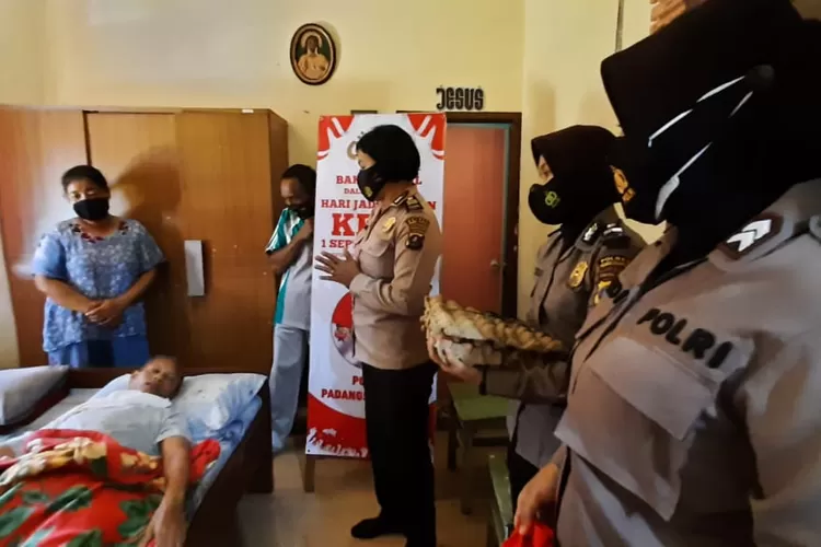 Personil Polwan Polres Padangsidimpuan melakukan blusukan dengan mengunjungi rumah warga kurang mampu untuk menyerahkan Bansos sembako di sejumlah lokasi di wilayah hukum Polres Padangsidimpuan, Selasa (24/8/2021). (Foto : Realitasonline / Riswandy)