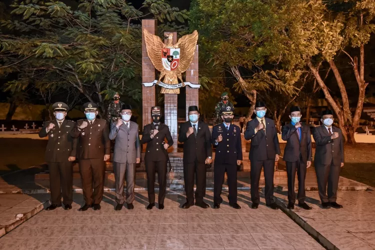 Walikota Padangsidimpuan Irsan Efendi Nasution, bersama Forkopimda saat mengikuti apel kehormatan renungan suci dalam rangka peringatan HUT Kemerdekaan Republik Indonesia ke-76 tahun 2021 di Taman Makam Pahlawan Kota Padangsidimpuan Senin (16/8/2021) pukul 00.00 Wib. (Foto : Realitasonline / Riswandy)