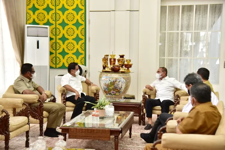 Gubernur Sumatera Utara (Sumut) Edy Rahmayadi menerima kunjungan Menteri Agraria dan Tata Ruang/Kepala Badan Pertanahan Nasional (ATR/BPN) Sofyan Djalil di Rumah Dinas Gubernur Sumut, Jalan Sudirman Medan, Selasa (10/8/2021).