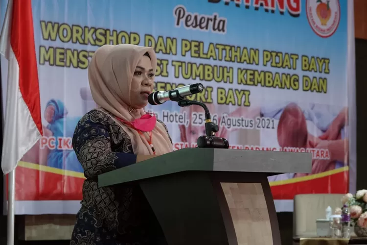 Ketua PC IBI Kabupaten Paluta Ernita Manurung STr.Keb MKM saat membuka acara workshop dan pelatihan pijat bayi menstimulasi tumbuh kembang dan sensori bayi di aula Ballroom hotel Sapadia, Rabu (25/08).(REALITAS/AKHIR S RAMBE)