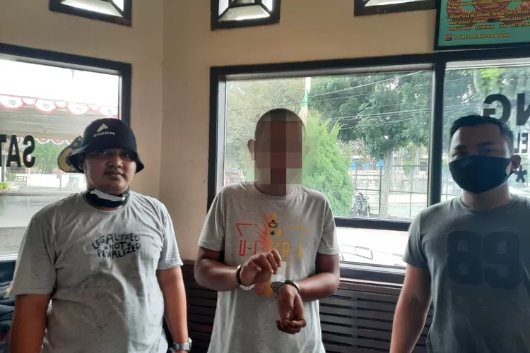 Tersangka ZAS alias Belanda saat diamankan Tim PRC Sat Sabhara Polres Padangsidimpuan dalam kasus penyalahguna narkotika jenis shabu,   Sabtu (31/7/2021). (Foto : Realitasonline / Riswandy)