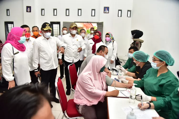 Gubernur Sumatera Utara (Sumut) Edy Rahmayadi meninjau pelaksanaan vaksinasi massal di Kecamatan Medan Johor, yang diselenggarakan oleh Pemerintah Provinsi Sumut di Sekolah Yayasan Almanar, Jalan Karya Bakti, Rabu (18/8/2021).