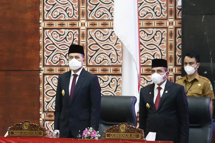 Gubernur Sumatera Utara (Sumut) Edy Rahmayadi didampingi Wakil Gubernur Sumut Musa Rajekshah mendengarkan pidato Presiden RI dalam rangka HUT ke-76 RI pada Sidang Tahunan MPR-RI dan Sidang Bersama DPR-RI dan DPD-RI Tahun 2021 secara virtual di Ruang Rapat Paripurna DPRD Provinsi Sumut Jalan Imam Bonjol Nomor 5 Medan, Senin (16/8).
