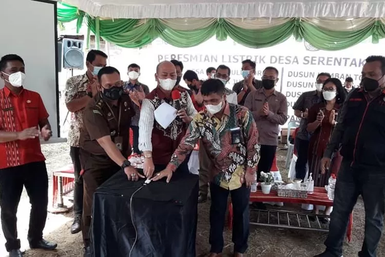 Bupati Taput Nikson Nababan, Manager PLN UP3 Sibolga Darwin Simanjuntak dan lainnya dalam agenda peresmian listrik di Desa Rura Julu Dolok Sipoholon. (Realitasonline.id/Alpon Situmorang)