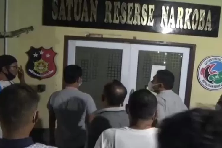 Ketua DPRD Labura, Indra Surya Bakti datangi Polres Asahan untuk memastikan penangkapan 5 anggotanya.