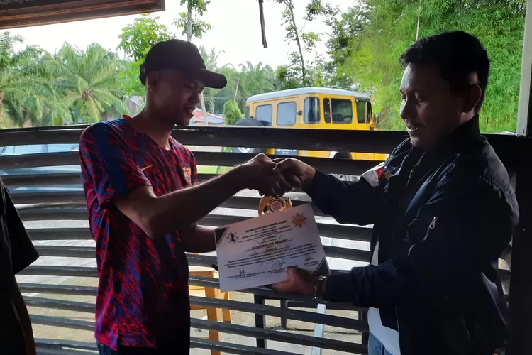 Ketua DPD AMPI Paluta Gusti Putra Hajoran Siregar SE serahkan hadiah kepada pemenang, Selasa (17/08).(REALITAS)