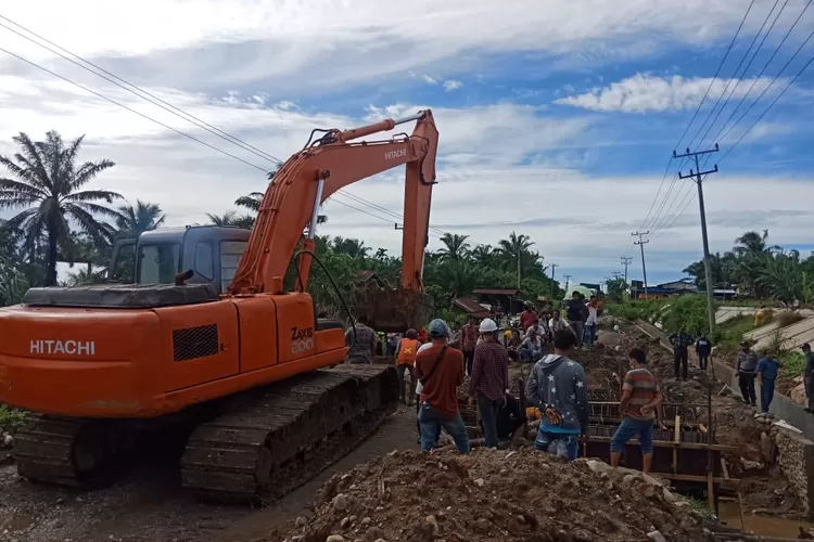 Alat berat excavator saat memperbaiki badan Jalinsum Gunungtua-Binanga yang mengalami kelongsoran, Selasa (24/08).(REALITASONLINE/AKHIR S RAMBE)