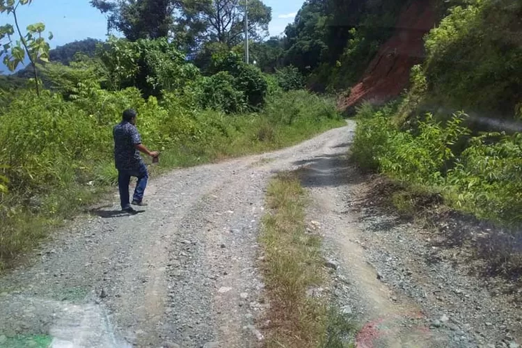 Kondisi badan jalan menuju Gampong (desa-red) Panton Luas Kecamatan Tapaktuan, Aceh Selatan, yang belum di lakukan pengaspalan sepanjang sekira 1500 meter dan kondisinya memprihatinkan.(realitasonline/Zulmas)