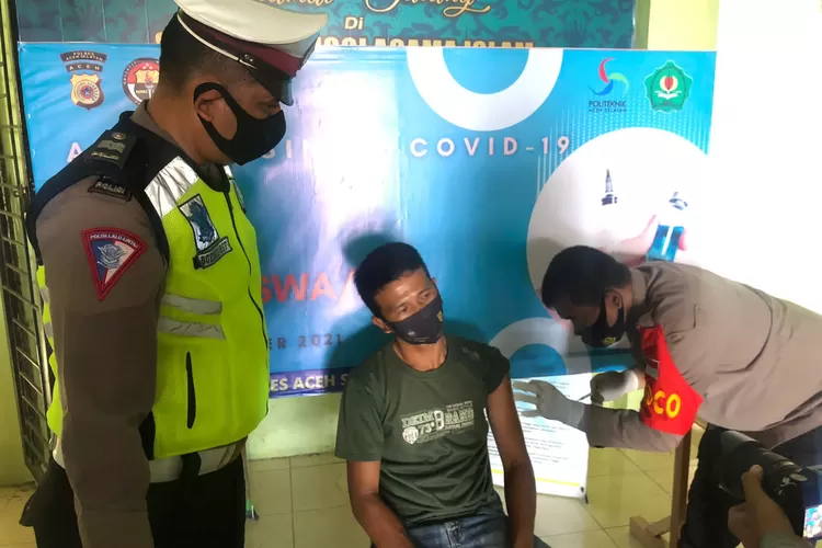 Satuan Lalulintas Polres Aceh Selatan, menggelar kegiatan pemeriksaan terhadap pengemudi angkutan umum untuk Vaksinasi Covid-19 di Wilayah Hukum Polres Aceh Selatan.(realitasonline/Zulmas)