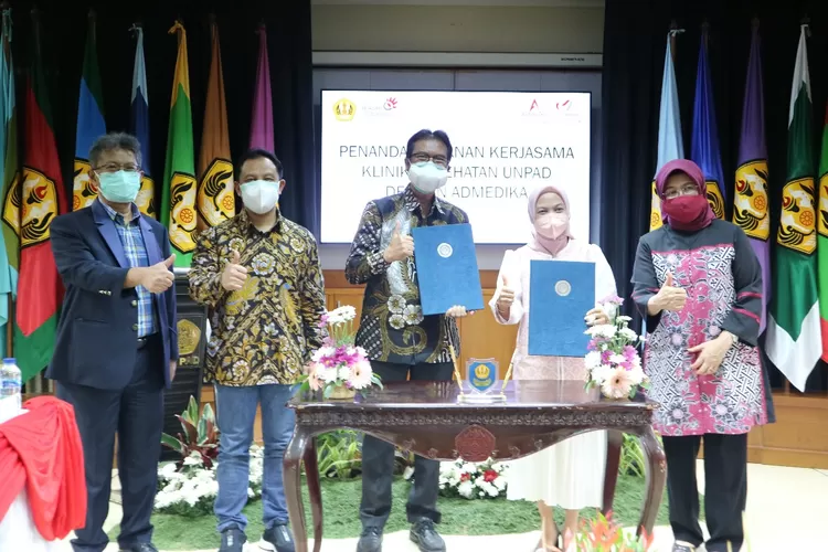Foto (Kiri-Kanan) Wakil Ketua MWA Unpad Prof. Dr. Arry Bainus, M.A., Direktur Enterprise & Business Service Telkom Edi Witjara, Wakil Rektor Bidang Sumber Daya dan Keuangan Universitas Padjadjaran Prof. Ida Nurlinda, MH., Direktur Utama TelkoMedika Dudy Effendi, dan Rektor Universitas Padjadjaran Prof. Dr. Rina Indiastuti usai penandatanganan Perjanjian Kerja Sama tentang Layanan Kesehatan Dosen dan Karyawan Universitas Padjadjaran beserta keluarga di Bandung, beberapa waktu yang lalu. (Ist)