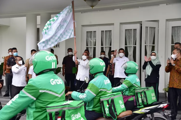 Gubernur Sumut Edy Rahmayadi melepas pemberangkatan paket bantuan alat-alat sekolah dan paket sembako untuk anak-anak yang kehilangan orang tua karena terpapar Covid-19, yang akan diantarkan ojek online di Halaman Rumah Dinas Gubernur Sumut, Jalan Jenderal Sudirman Nomor 41, Medan, Jumat (3/9/2021).