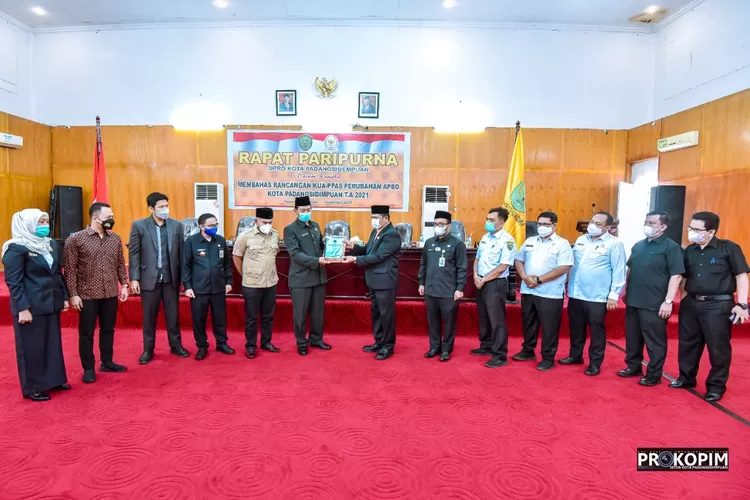 Paripurna.: Walikota Padangsidimpuan Irsan Efendi Nasution, SH, menyerahkan Nota Pengantar KUA-PPAS PAPBD TA 2021 dari kepada Pimpinan DPRD dilanjutkan penyerahan kepada Badan Anggaran DPRD Kota Padangsidimpuan pada Paripurna  di Gedung Paripurna DPRD Padangsidimpuan, Rabu (1/9/2021) (Foto : Realitasonline/Riswandy)