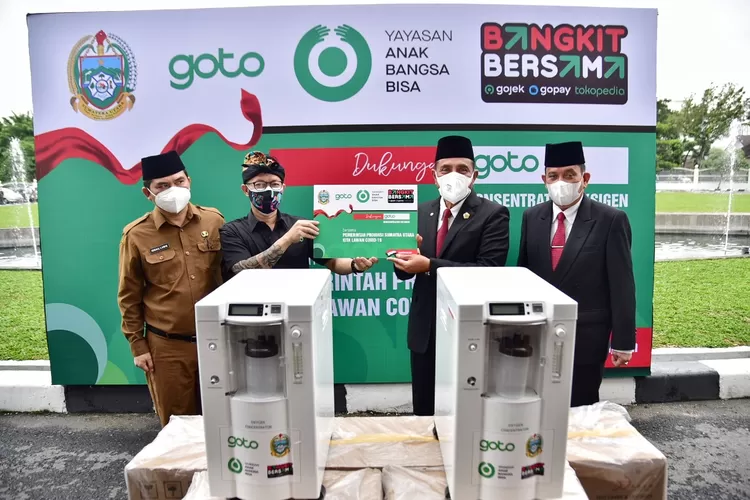 Gubernur Sumatera Utara (Sumut) Edy Rahmayadi menerima secara simbolis bantuan 10  Konsetrator Oksigen dari perusahaan teknologi multinasional Indonesia GoTo Group di Rumah Dinas Gubernur Sumut, Jalan Jenderal Sudirman Medan, Senin (13/9/2021).