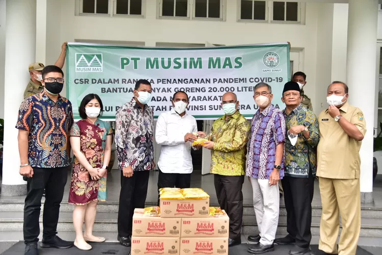 Gubernur Sumatera Utara (Sumut) Edy Rahmayadi menerima secara simbolis bantuan 20.000 liter minyak goreng dari PT Musi Mas dalam rangka membantu masyarakat yang terdampak Covid-19 di Rumah Dinas Gubernur Sumut, Jalan Sudirman Medan, Senin (20/9/2021).