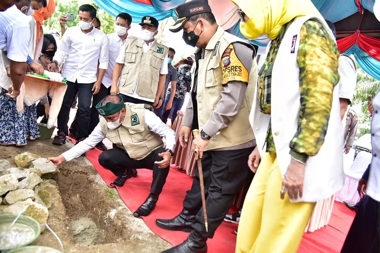 Gubernur Sumatera Utara (Sumut) Edy Rahmayadi melaksanakan peletakan batu pertama pembangunan Wisata Kampung Sedekah di Desa Petatal, Kecamatan Datok Tanah Datar, Kabupaten Batubara, Jumat (10/9/2021).