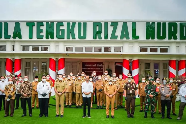 Hadiri: Walikota Padangsidimpuan Irsan Efendi Nasution, SH, saat menghadiri rapat bersama Presiden Republik Indonesia Joko Widodo di aula Tengku Rizal Nurdin Jalan Jenderal Sudirman Medan, Kamis (16/9/2021).(Foto Realitasonline/Riswandy)
