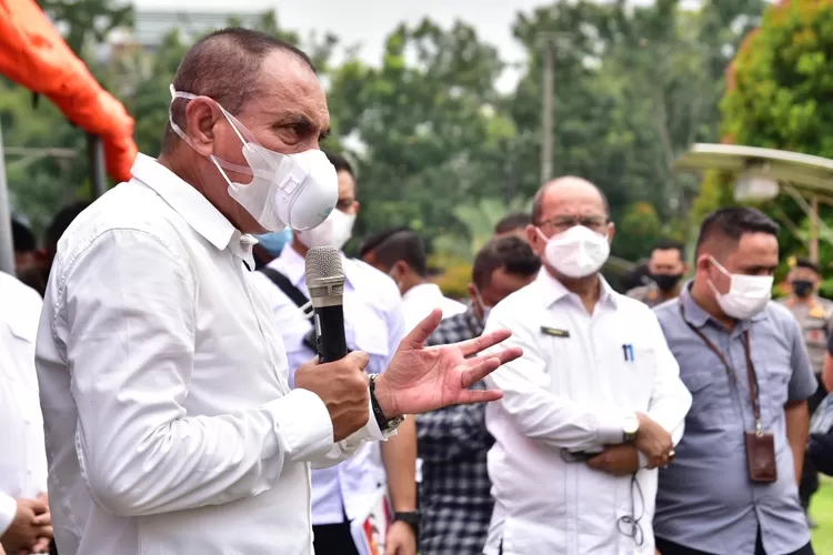 Gubernur Sumatera Utara (Sumut) Edy Rahmayadi didampingi Kepala Dinas Komunikasi dan Informatika (Kominfo) Sumut Irman Oemar, yang juga Koordinator Bidang Data dan Informasi Satgas Covid-19 Sumut, pada acara peresmian tempat Isolasi Terpusat Covid-19 Provinsi Sumut di Asrama Haji Medan, Jalan A.H. Nasution Medan, baru-baru ini.