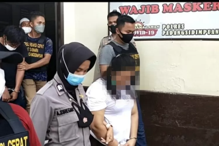 Dua terduga penyalahguna narkoba yang berlainan jenis saat diamankan personil PRC Sat Sabhara Polres Padangsidimpuan, Kamis (16/9/2021), sekira pukul 13.00 Wib.(Foto : Realitasonline/Riswandy)