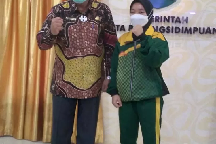 Lepas: Walikota Padangsidimpuan Irsan Efendi Nasution, SH, melepas atlit Hoki Sumut asal Kota Padangsidimpuan Lily Herlina Pasaribu, menuju PON 2020 di Papua, sekaligus menyerahkan bantuan tali asih sebesar Rp.10 juta, dari Pemko Padangsidimpuan, di ruang utama kantor Walikota Padangsidimpuan, Jumat (10/9/2021).(Foto : Realitasonline/Riswandy)