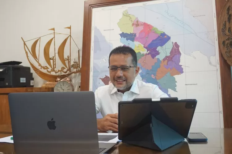 Wakil Gubernur (Wagub) Sumatera Utara (Sumut) Musa Rajekshah melakukan vidcon dalam rangka Pengenalan Kehidupan Kampus Bagi Mahasiswa (PKKBM) Universitas HKBP Nommensen Pematangsiantar, Senin (20/9), dari Kompleks Cemara Asri, Medan.