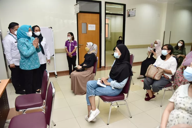 Ketua Tim Penggerak Pemberdayaan dan Kesejahteraan Keluarga (TP PKK) Provinsi Sumatera Utara (Sumut), Nawal Lubis menghadiri sekaligus launching Vaksinasi Covid-19 bagi Ibu Hamil untuk masyarakat Sumut di Rumah Sakit Universitas Sumatera Utara (USU) Jalan DR. Mansyur Medan, Rabu (1/9/2021). 