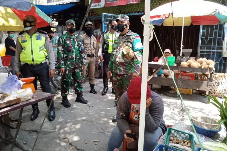 Tim Satgas Covid-19 Kota Medan saat patroli protokol kesehatan (Prokes) dan pengawasan PPKM level 4. (Realitasonline/Ist)