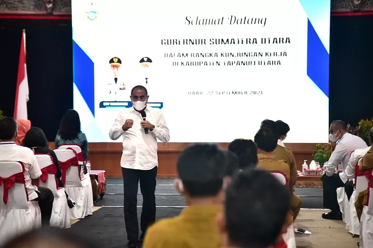 Gubernur Sumut Edy Rahmayadi didampingi Ketua  TP PKK  Provinsi Sumut Nawal Lubis memberikan pengarahan dan motivasi kepada Bupati, Kepala Dinas, Camat dan Kepala Desa se-Kabupaten Tapanuli Utara di Aula Sopo Partukoan, Tarutung, Kabupaten Tapanuli Utara, Rabu (22/9/2021). Pada kesempatan tersebut juga diserahkan bantuan alat pertanian, alat kesehatan dan santuan kepada anak berkebutuhan khusus.