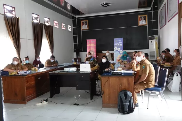 Tim Koordinasi Penanganan Stunting Kabupaten Paluta saat mengikuti evaluasi dan penilaian kinerja di aula kantor Baperlitbang Paluta, Senin (06/09).(REALITAS/AKHIR S RAMBE)