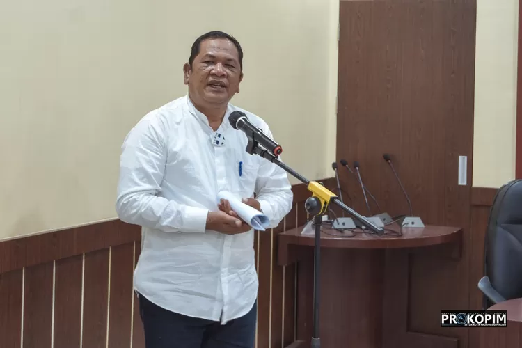 Beri sambutan: Walikota Padangsidimpuan Irsan Efendi Nasution, SH memberi sambutan, saat membuka Latpim Pemuda Gereja dan pelatihan Relawan Satgas Penanggulangan Covid-19 yang di prakarsai GAMKI, di aula Kantor Walikota Padangsidimpuan, Jum’at (17/9/2021).(Foto : Realitasonline/Riswandy)