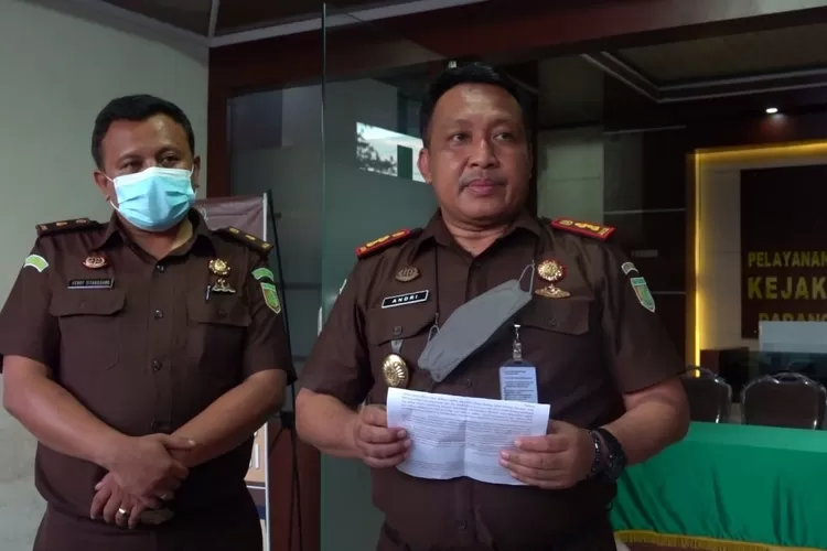 Kajari Paluta Andri Kurniawan menyampaikan perihal penahanan terhadap sejumlah tersangka dalam kasus korupsi UPK DAPM Kecamatan Padang Bolak Julu, Selasa (19/10)