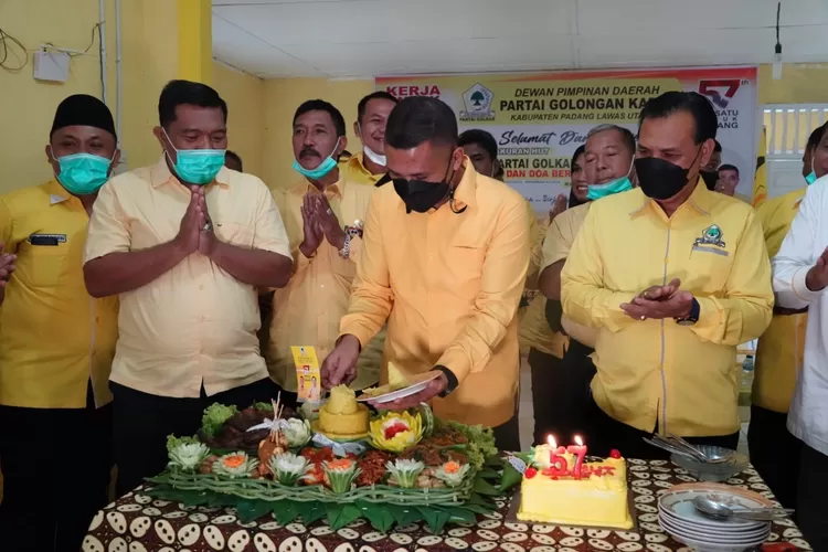 Ketua DPD II Partai Golkar Paluta Andar Amin Harahap didampingi jajaran pengurus melakukan pemotongan tumpeng pada HUT ke-57 partai Golkar, Rabu (20/10).(REALITASONLINE/AKHIR S RAMBE)