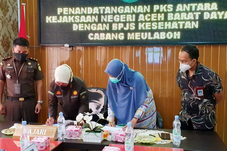 BPJS Kesehatan Cabang Meulaboh menjalin kerjasama dengan Kejari Abdya dan DPMPTSP setempat di aula Kejari, Rabu (13/10)