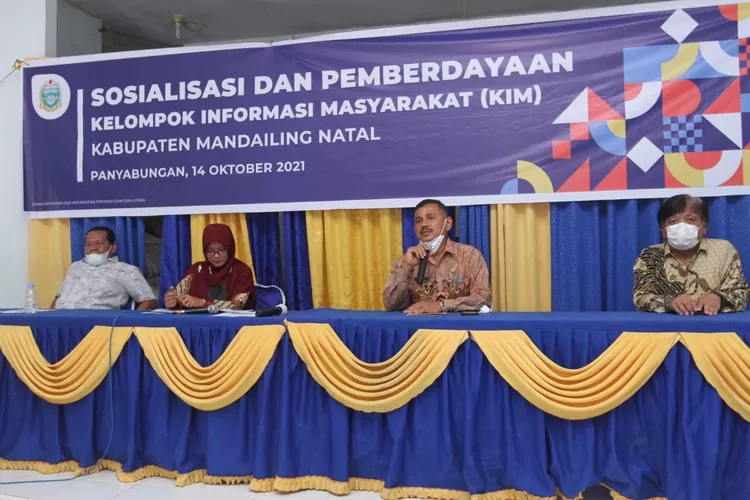 Plt Kepala Dinas Komunikasi dan Informatika (Diskominfo) Sumut melakukan sosialisasi tentang Kelompok Informasi Masyarakat (KIM) di Aula Dinas Pendidikan Kabupaten Madina, Komplek Perkantoran Payaloting, Desa Parbangunan, Kecamatan Panyabungan, Madina, Kamis (14/10).
