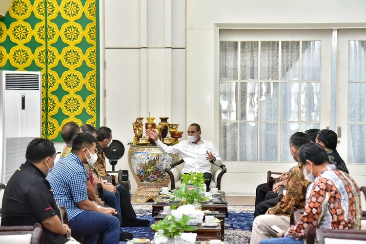 Gubernur Sumut Edy Rahmayadi bertemu Eksekutif General Manager PT Pertamina Petra Niaga Sumatera Bagian Utara Asep Wicaksono dan jajarannya, di Rumah Dinas Gubernur, Jalan Jalan Jenderal Sudirman Nomor 41, Medan, Kamis (21/10/2021). Gubernur meminta tidak terjadi lagi kelangkaan BBM di daerah ini dan segera dilakukan langkah-langkah antisipasi.