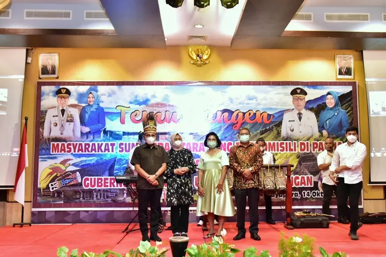 Gubernur Sumatera Utara (Sumut) Edy Rahmayadi bersama Ketua Tim Penggerak Pemberdayaan dan Kesejahteraan Keluarga (TP PKK) Provinsi Sumut Nawal Lubis bertemu dengan masyarakat  Sumut  yang berada di Provinsi Papua, di Hotel Grand Abe, Jayapura, Kamis (14/10/2021).