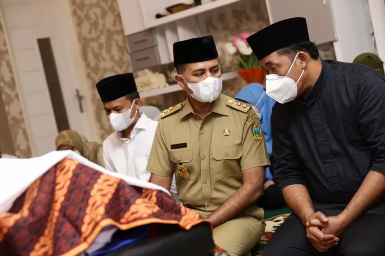 Wakil Gubernur (Wagub) Sumatera Utara (Sumut) Musa Rajekshah melayat almarhumah Shaula Arindianti yang merupakan istri Wakil Walikota Medan Aulia Rachman, di rumah duka, Jalan Taska Nomor 72, Komplek Deli Raya, Titi Papan, Kecamatan Medan Deli, Kota Medan, Senin (18/10).