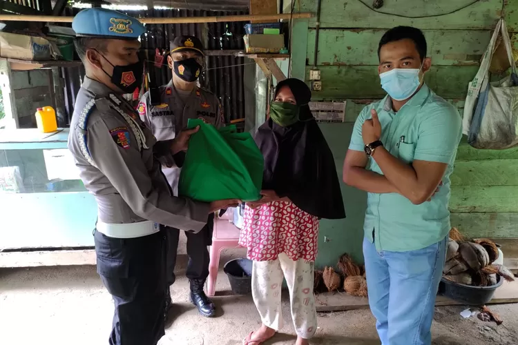 Tim gabungan Pemkab Tapsel terdiri dari Polres Tapsel, Kodim 0212/Tapsel dan Pemkab Tapsel menggelar Operasi Yustisi, sekaligus membagikan paket sembako kepada warga kurang mampu di Kecamatan Angkola Barat Kabupaten Tapsel, Selasa, (12/10/2021). (Foto :Realitasonline / Riswandy)