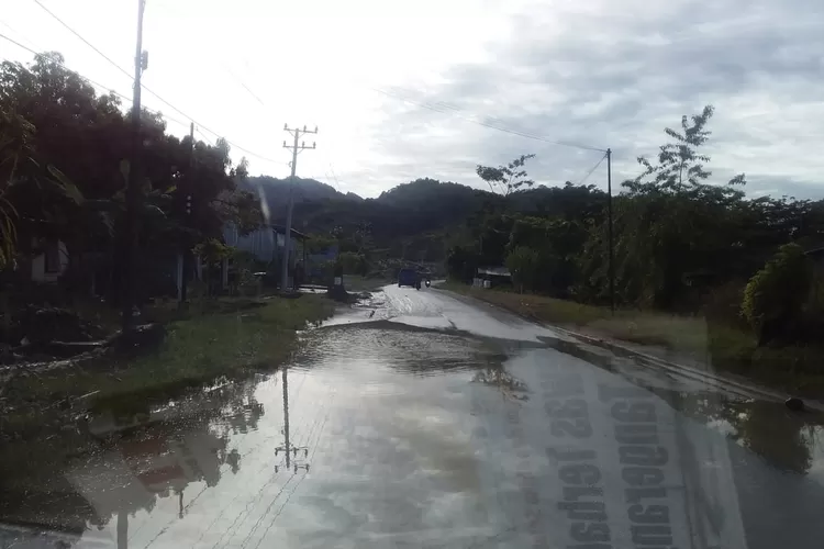 Kondisi badan jalan negara yang aetiap saat digenangi air biarpun tak musim penghujan, pada kawasan jalan negara, simpang Karoke Gampong Padang Bakau-Manggis Harapan, Kecamatan Labuhanhaji, Aceh Selatan. Dijepret Selasa (26/10/2021) pagi.(realitasonline/Zulmas)