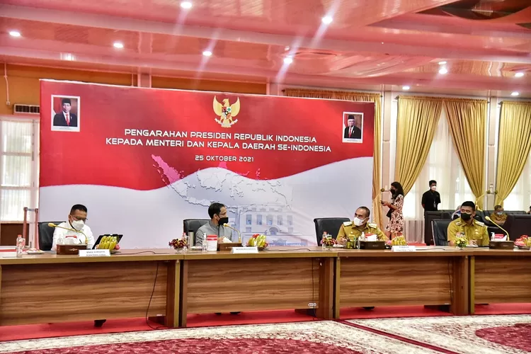 Gubernur Sumut Edy Rahmayadi didampingi Wakil Gubernur Sumut Musa Rajekshah dan Walikota Medan Bobby Nasution mengikuti rapat koordinasi yang dipimpin oleh Menteri Pendidikan dan Kebudayaan Republik Indonesia Nadiem Makarim di Aula Tengku Rizal Nurdin, Rumah Dinas Gubernur Sumut, Jalan Sudirman Medan, Senin (25/10/2021). Rapat ini juga diikuti oleh para Bupati dan Walikota se-Sumut secara virtual terkait pelaksanaan sekolah tatap muka.