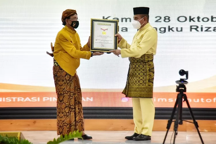 Gubernur Sumatera Utara (Sumut) Edy Rahmayadi menerima penghargaan dari Museum Rekor Indonesia (MURI) kategori Peserta Terbanyak Mengikuti Uji Kemahiran Berbahasa Indonesia (UKBI) dan Peserta UKBI Terbanyak Yang Menggunakan Pakaian Adat di Aula Tengku Rizal Nurdin, Rumah Dinas Gubernur Sumut, Jalan Sudirman Medan, Kamis (28/10/2021).