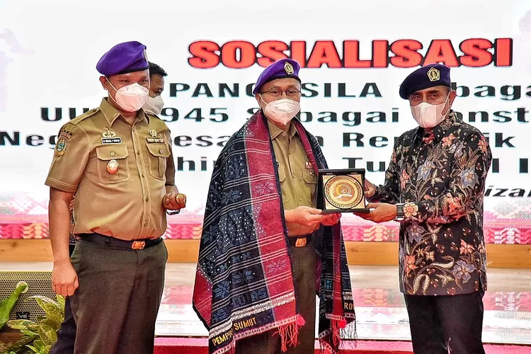 Gubernur Sumut Edy Rahmayadi menghadiri Pelantikan Pengurus Dewan Pengurus Provinsi (DPP) Ikatan Alumni Resimen Mahasiswa Indonesia (IARMI) Provinsi Sumut Periode 2021-2025 di Aula Tengku Rizal Nurdin, Rumah Dinas Gubernur Sumut, Jalan Sudirman Medan, Kamis (21/10/2021).