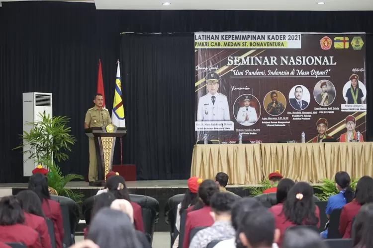 Wakil Gubernur (Wagub) Sumatera Utara (Sumut) Musa Rajekshah membuka seminar nasional bertemakan 'Usai Pandemi, Indonesia di Masa Depan?' yang digelar Perhimpunan Mahasiswa Katolik Republik Indonesia (PMKRI) Cabang Medan ST Bonaventura di Aula Kampus Sari Mutiara Jalan Setia Luhur, Medan, Senin (18/10).