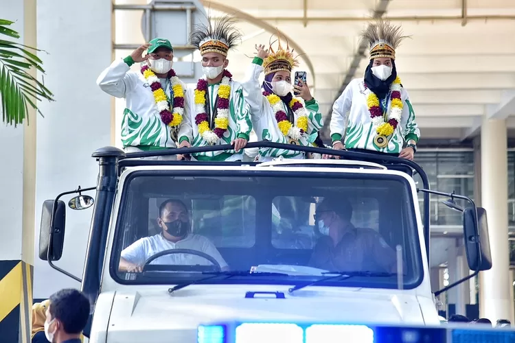 Gubernur Sumatera Utara (Sumut) Edy Rahmayadi bersama Pangdam I/BB Mayjen TNI Hassanudin dan Kapolda Sumut Irjen Pol RZ Panca Putra Simanjuntak serta Wakil Bupati Deliserdang Ali Yusuf Siregar menyambut kepulangan 66 atlet yang berlaga di Pekan Paralimpik Nasional (Peparnas) XVI Papua, di Bandara Kualanamu, Kabupaten Deli Serdang, Senin (15/11/2021). 