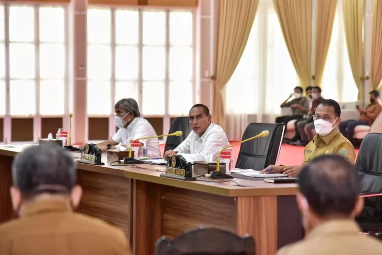 Gubernur Sumatera Utara (Sumut) Edy Rahmayadi didampingi Penjabat (Pj) Sekdaprov Sumut Afifi Lubis memimpin rapat persiapan Pekan Olahraga Nasional (PON) XXI Aceh - Sumut Tahun 2024 di Aula Tengku Rizal Nurdin, Rumah Dinas Gubernur Sumut, Jalan Sudirman Medan, Senin (1/11/2021). (DISKOMINFO SUMUT)  